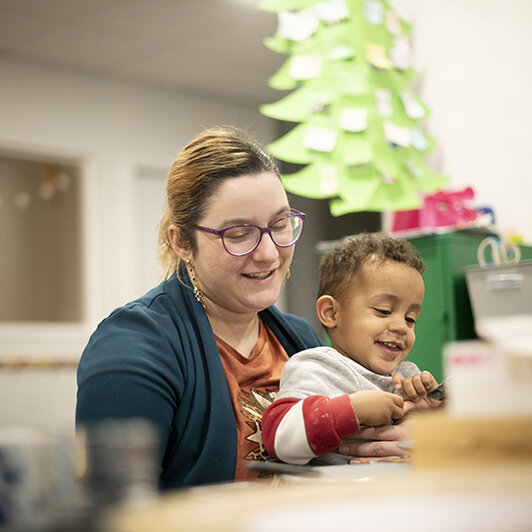 Une mère et son enfant autour d'une table.