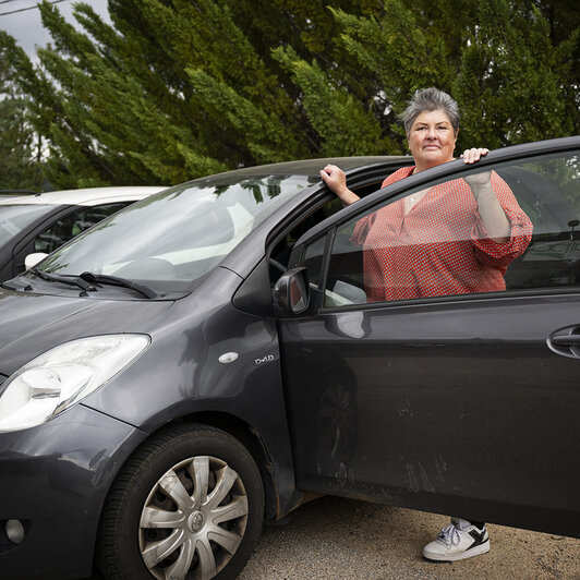 Agnès devant sa voiture