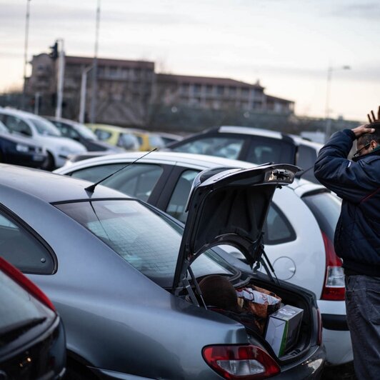 Jamal ouvre le coffre de sa voiture.